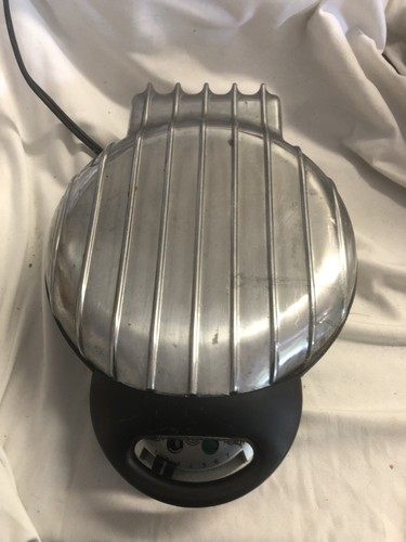 VillaWare Model 2006 UNO Triple Waffler Petite 3 Mini Heart Waffle Maker