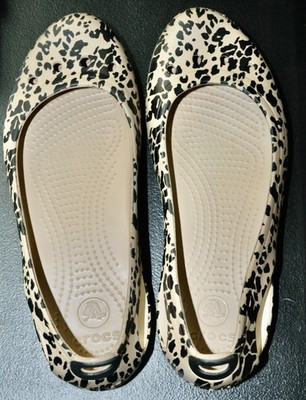 Womens Sz 9W Crocs Kadee Flats Shoes Ballet Slippers Beige Leopard Print Slip On