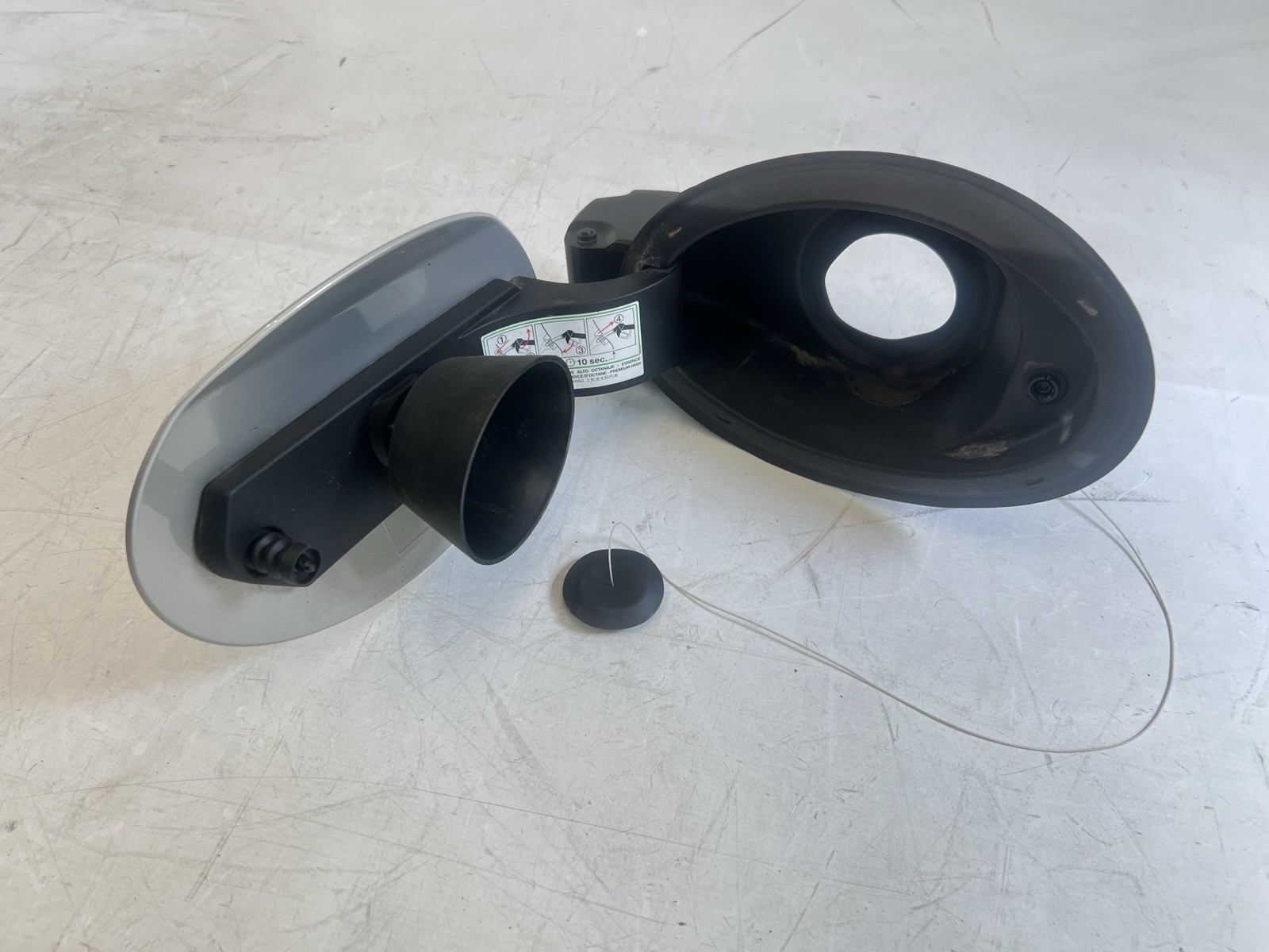 2014 - 2019 Maserati Ghibli Gas Fuel Tank Filler Door Cap Lid Cover Housing OEM