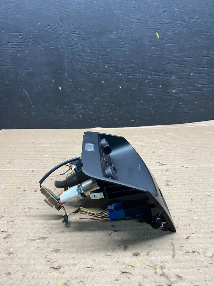 2011-2013 Kia Sorento Center Seat Heater Switches Aux USB Power Outlet J9589 DG - image 3 of 4