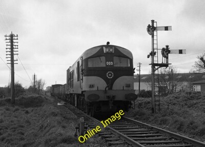 Photo 6x4 Freight train approaching Midleton Avoncore CIE 001 class diese c1977