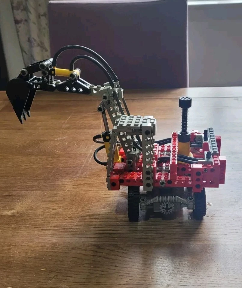 LEGO Technic 8837 Pneumatic Excavator, photo 2 of 5