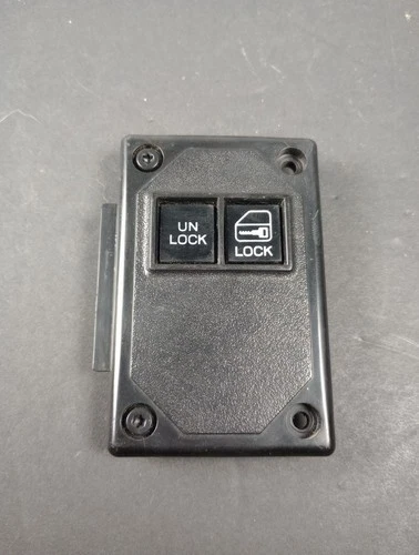 82-92 CAMARO Z28 IROC-Z / 82-86 FIREBIRD TA RH POWER DOOR LOCK SWITCH BEZEL  