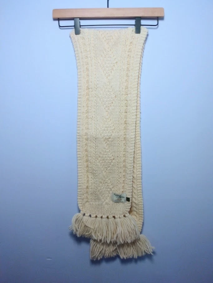 Bufanda tejida de colección Donegal por Magee Aran 100 % lana irlandesa hecha a mano flecos marfil Foto 2 de 4