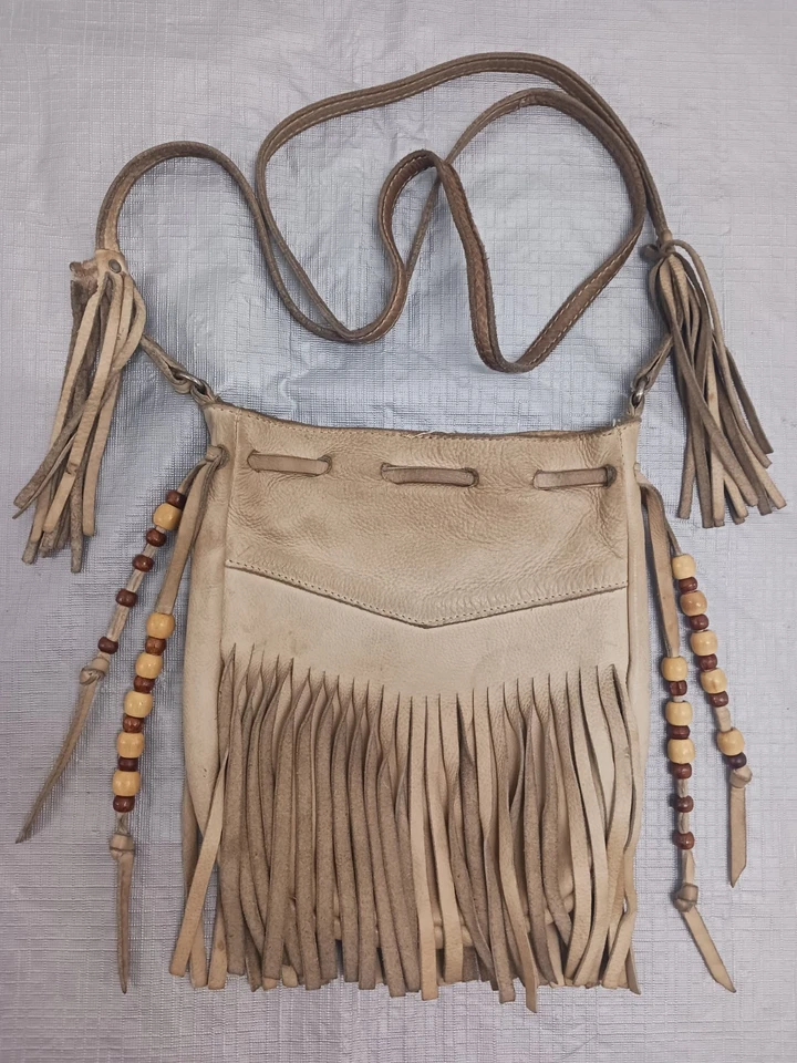 Bolso bandolera con flecos CNP. Bolsas Cut n Paste Los Angeles  Foto 2 de 4