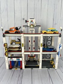Lego #4207 ~ City Garage ~ w/ Instruction Manuals and Minifigures ~ Retired