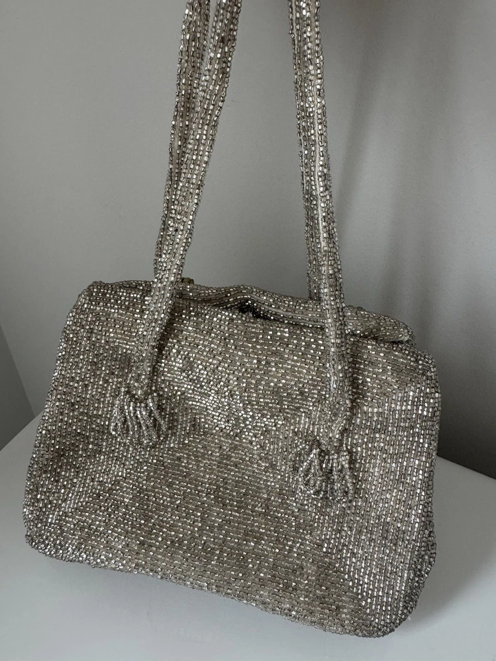 Cartera de lujo con cierre de clip de metal MCM Walborg interior satinado con cuentas a mano como nueva Foto 4 de 4