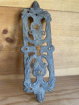 Très ancienne entrée de serrure en fer forgé. Louis XIV ou Louis XV. 25 cm. - Photo 1/4