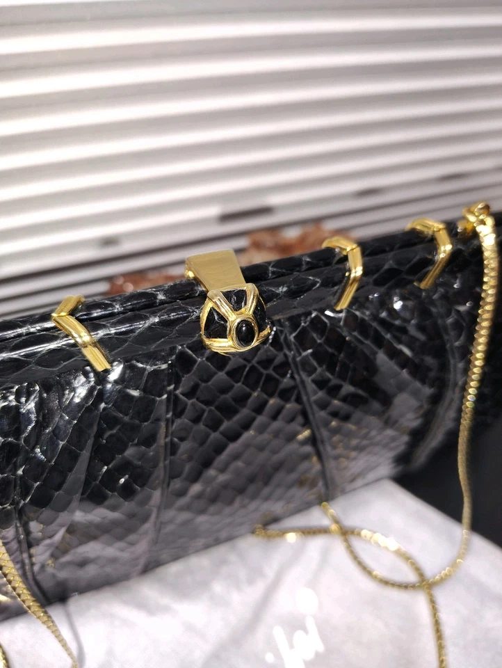 Bolso sin asas Judith Leiber vintage negro con marco de hombro de piel de serpiente en relieve Foto 4 de 4