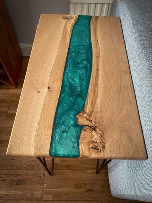 River Beistelltisch aus Eichenholz und grüner Farbe Epoxid/Massivholz