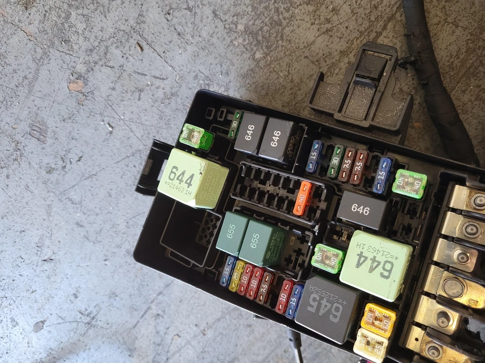 Жгут проводов коробки предохранителей моторного отсека б/у от оригинального производителя 2022 Volkswagen TAOS 5Q0937125B - Изображение 4 из 4