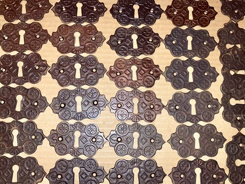 LOT OF VINTAGE BRASS ESCUTCHEONS ANTIQUE SKELETON KEY HOLE COVER PLATES - Picture 2 of 2