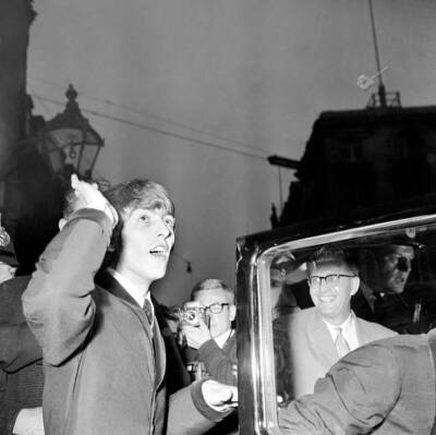 George Harrison waves before getting into the car 1964 Old Photo