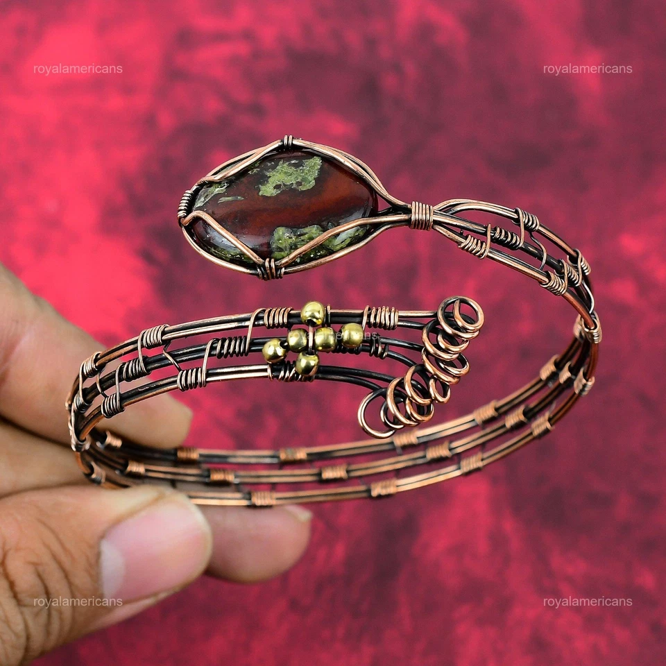 Brazalete brazalete envuelto en alambre de cobre con piedras preciosas de piedra de sangre de dragón ovalado oferta de Pascua Foto 3 de 4