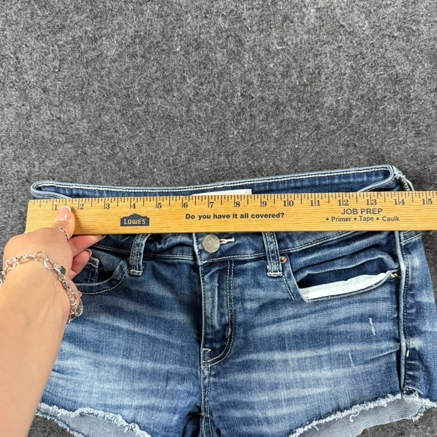 Женские джинсовые шорты BKE Stella размер 26 искусственно состаренный потертый подол синие джинсы - Изображение 4 из 4