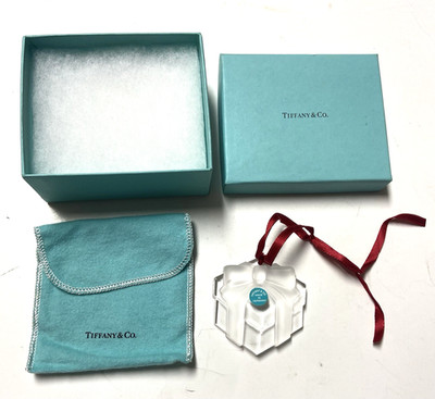 TIFFANY & CO WRAPPED PRESENT CHRISTMAS ORNAMENT w Sticker Pouch & Box