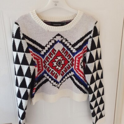 Nerzrosa Damen Disturbia Pullover creme mit rot/blau/schwarzem geometrischem Muster, xs