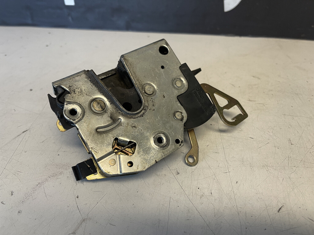 BMW Z3 DOOR LATCH LOCK RIGHT PASSENGER SIDE 96-98 OEM 51218397104 