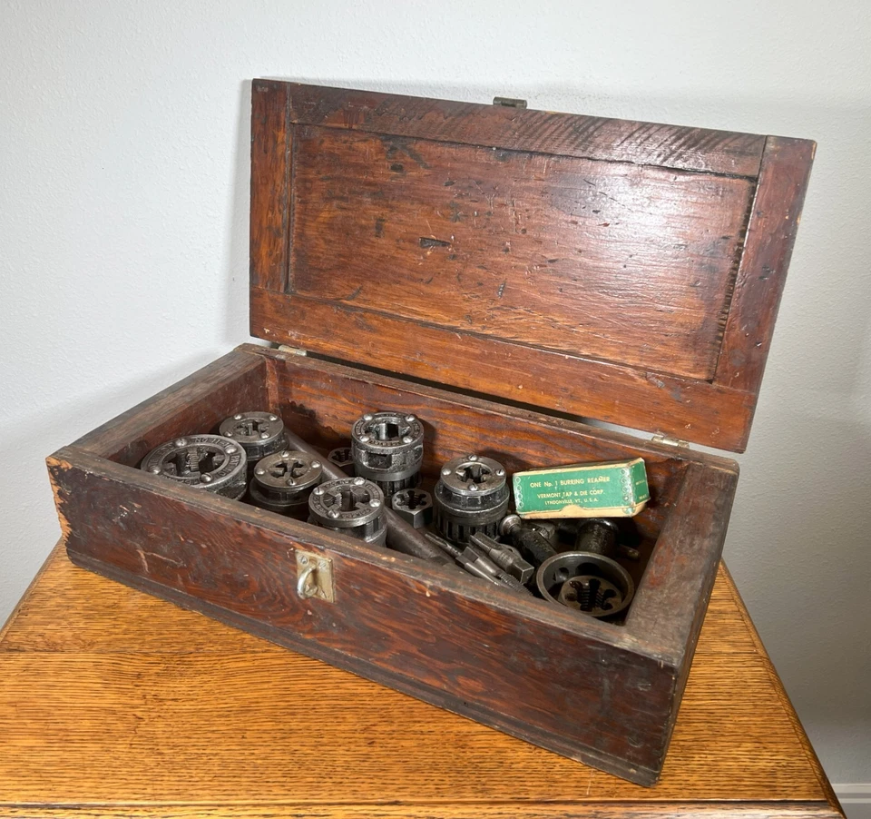Juegos de grifos y troqueles para roscar tuberías y varillas en caja de herramientas de madera ~ maquinista vintage Foto 2 de 4