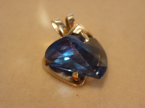 9k 9ct Solid Gold London Blue Topaz Pendant. 18.1mm, 4.43g - Picture 3 of 9