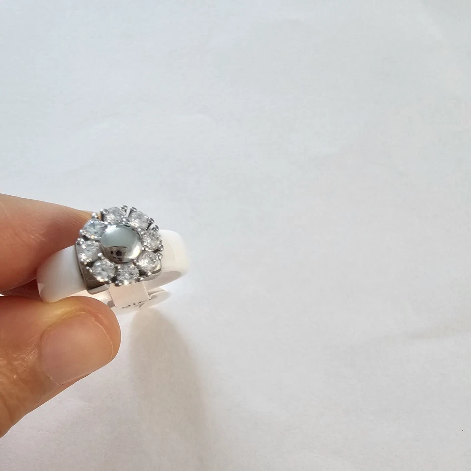 Белое керамическое кольцо с круглым камнем фианитом - Изображение 2 из 3