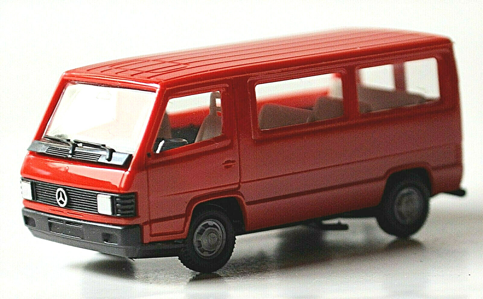 Mercedes-Benz 100 Bus 1988-91 Red 1:87 Herpa 040921