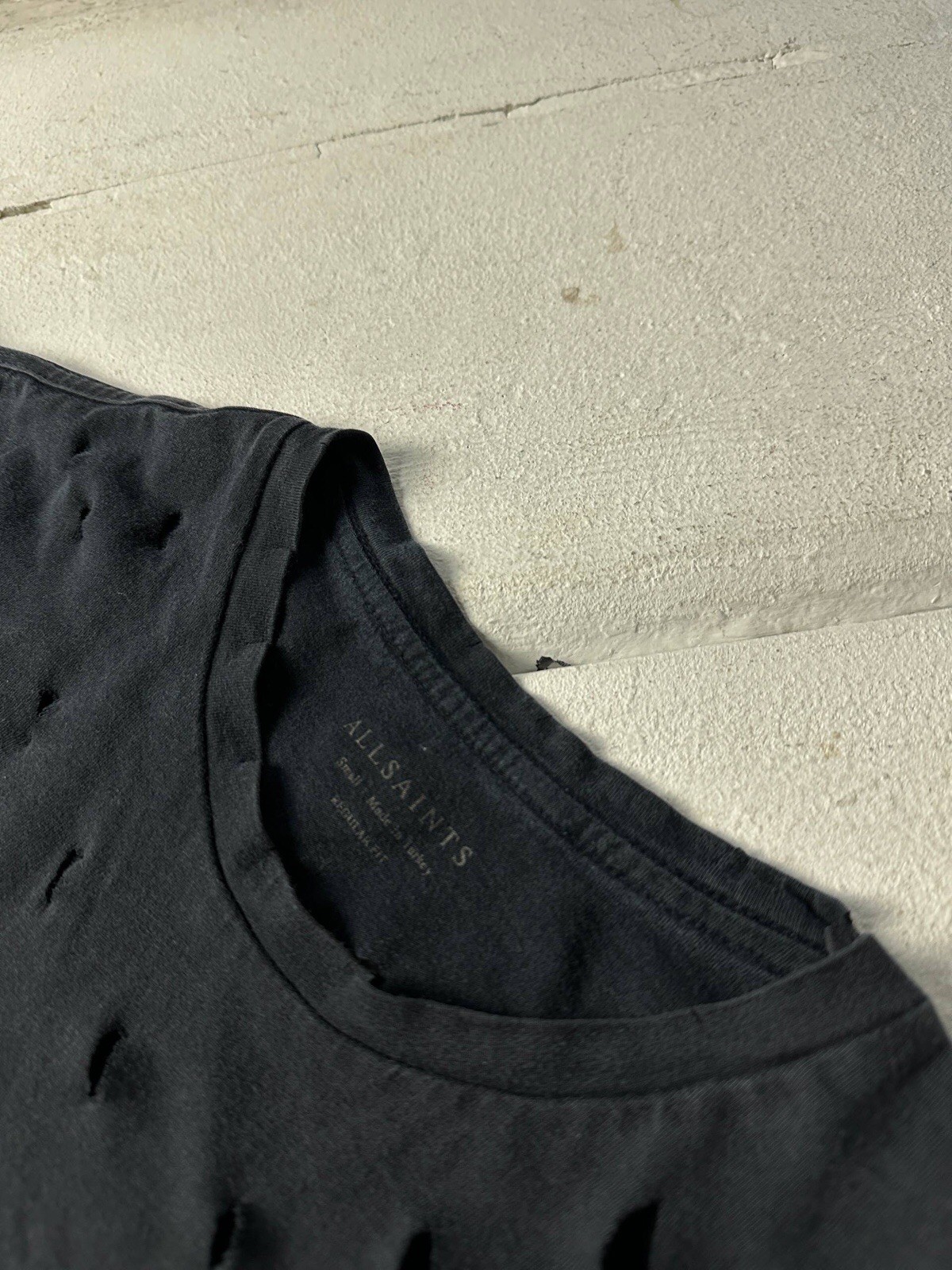 🚨ALLSAINTS Men's SHIRT SHORT SLEEVE BASIC tee With  Logo Rare Distressed image 4