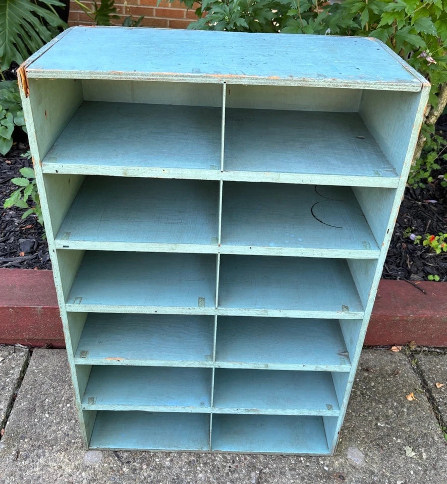 Antiguo gabinete clasificador de correo de madera pintada industrial vintage cubículo 36" H Foto 3 de 4