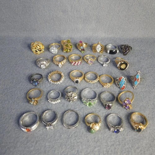Vintage Lot Of 32 Costume Jewelry Ring Lot Gold/Silver Tone Rhinestone Cocktail