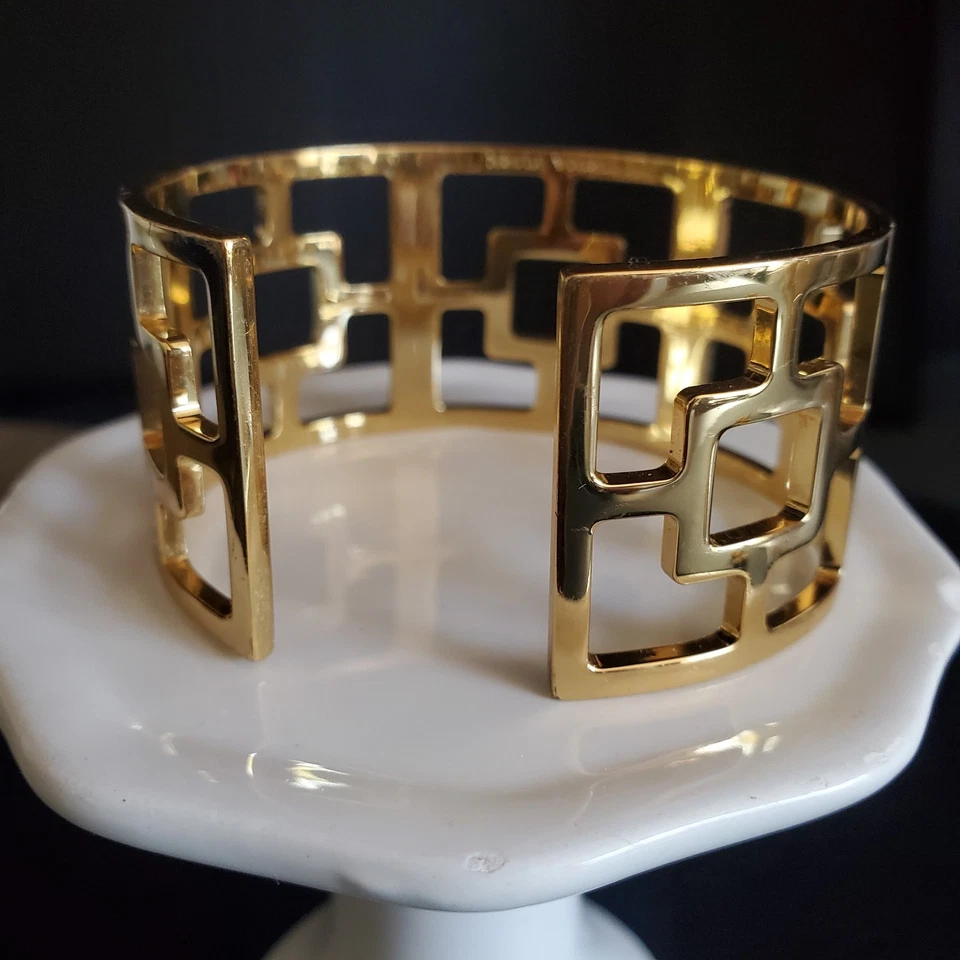 Brazalete Brazalete Ancho Trina Turk Tono Dorado Ladrillo Logo Firmado Elegante Pequeño Foto 3 de 4