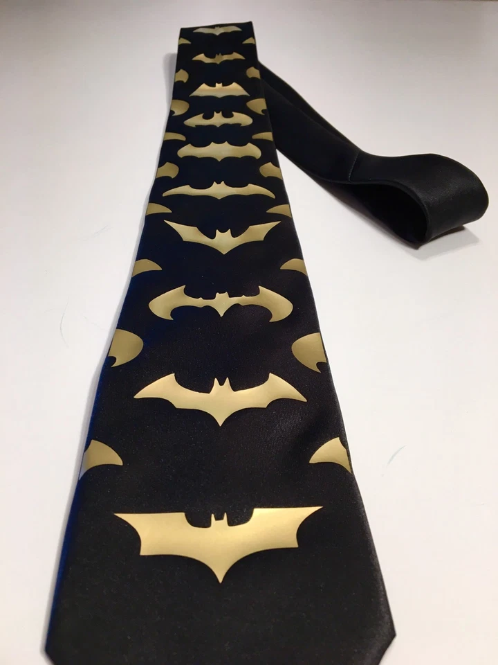 Corbata de murciélago, corbata increíble, logotipos dorados, nueva, genial y única Foto 2 de 4