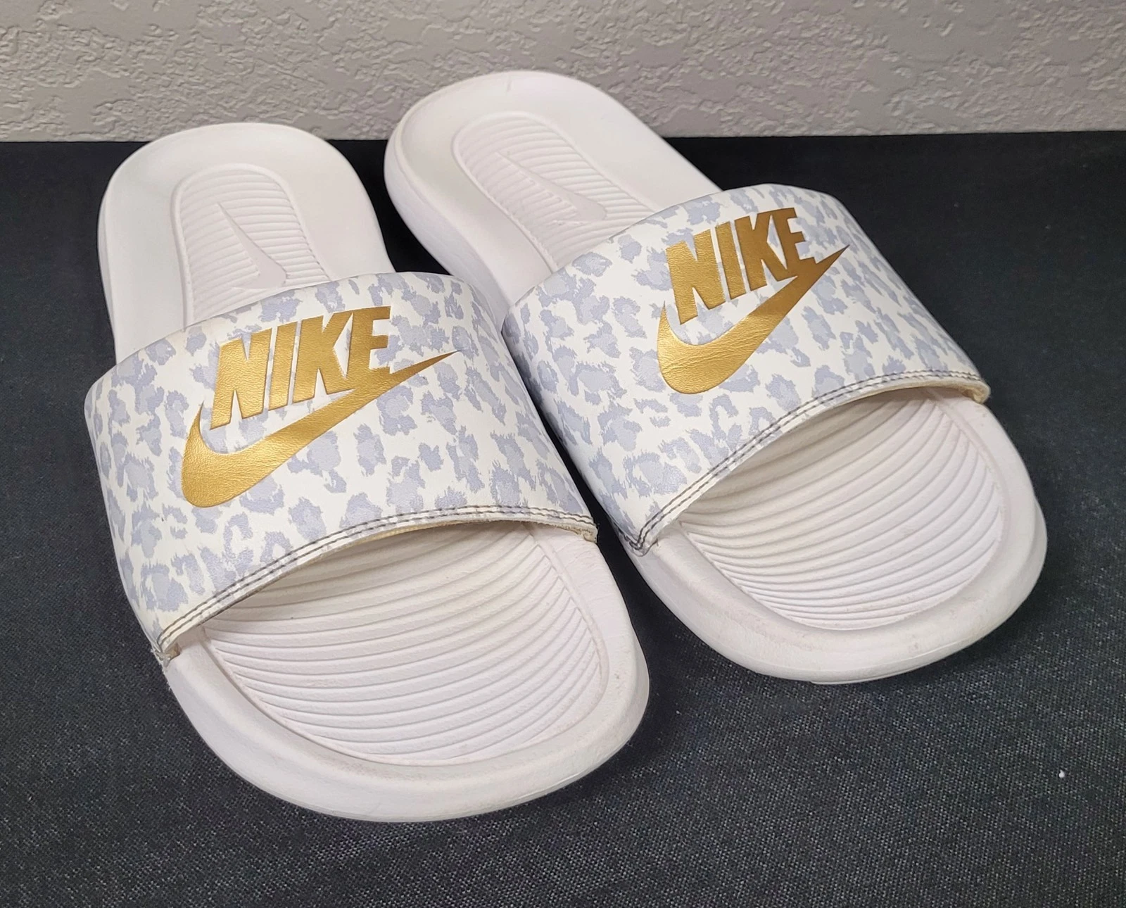 Sandali donna Nike fantasia bianca e oro slide taglia 9 stile CN9676 103