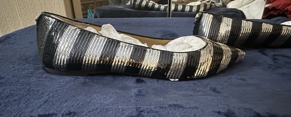 Michael Kors Arianna Pisos Punta, Lentejuelas Rayas Negras y Plateadas Talla 7.5 Foto 3 de 4