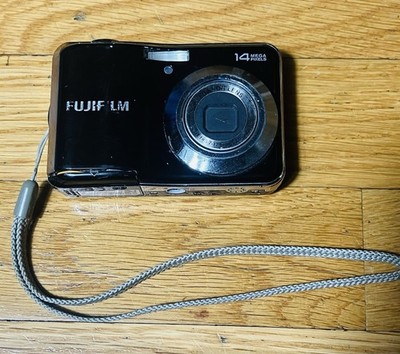 Fuji Film FinePix AV200 14 Mega Pixels, with 3x Optical Zoom with batteries