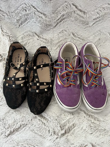 VANS Scarpe da bambina 2 paia di scarpe eleganti nere e furgoni viola; usate delicatamente
