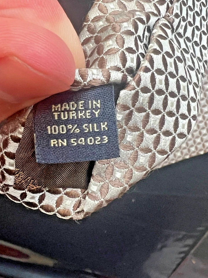 Banana Republic Mens necktie Tie Tan 100% Silk || ~57 Inches EUC $60 if new - Image 2 of 4