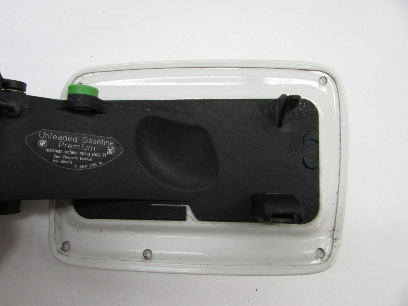 2011 BMW 328xi GAS FUEL LID DOOR COVER CAP WHITE 7 509 290 OEM 07 08 09