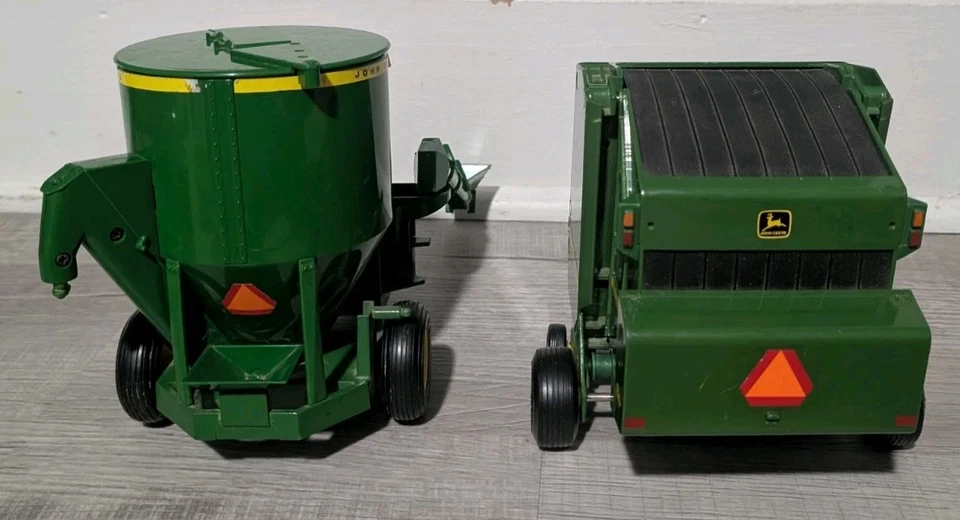 ERTL John Deere Grain Mixer and 1/16 567 Hay Baler w/ Bale of Hay Farm Toys - Image 4 of 4