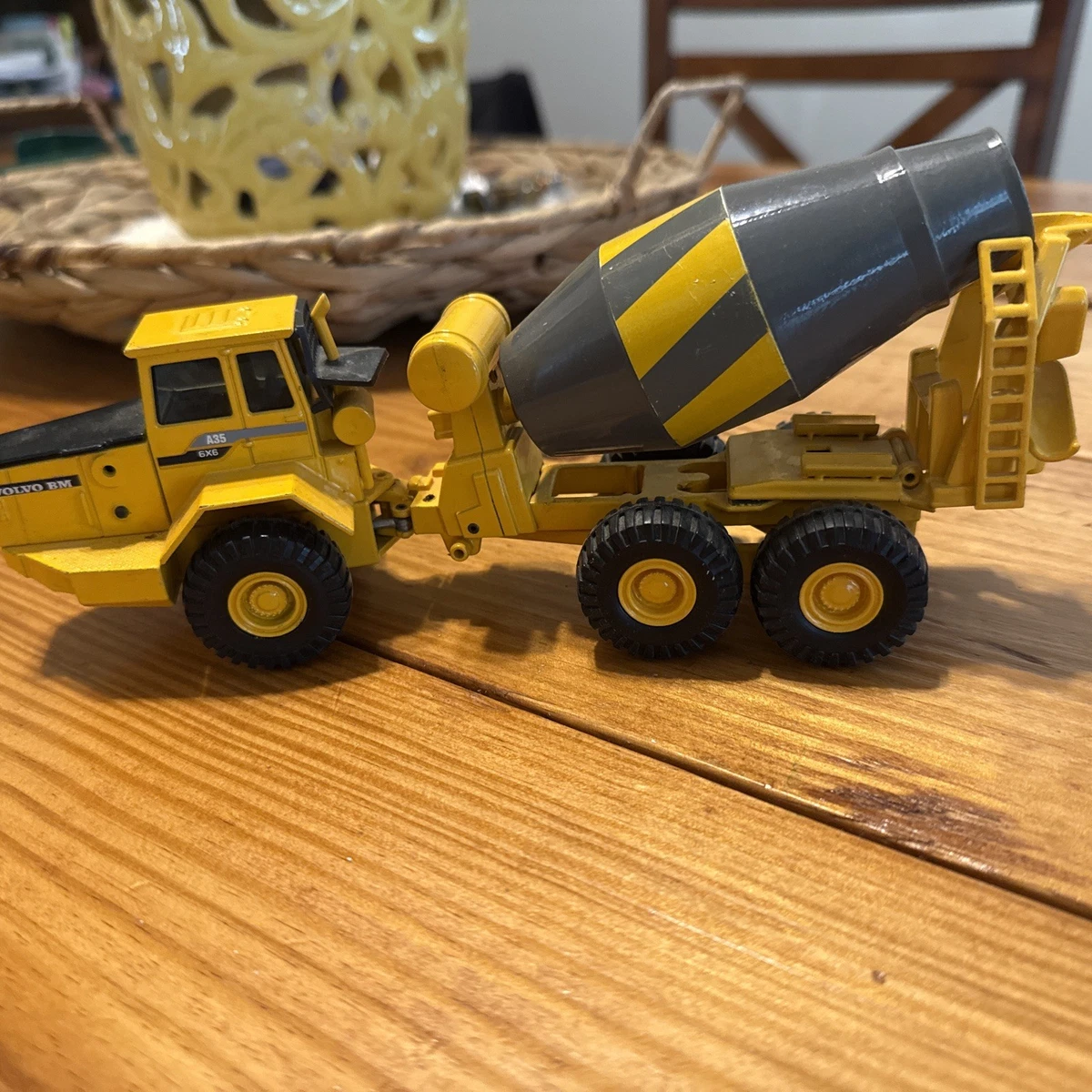 Joal 1/50 Volvo bétonnière articulée compact 320 en metal