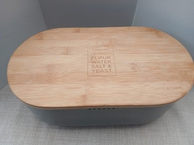Lars Nysom Brotkasten aus Metall mit Bambusdeckel Schneidebrett