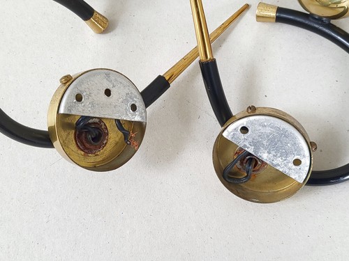 PAIRE D'APPLIQUES VINTAGE 50S MAISON ARLUS ACIER LAITON DORE & VERRE OPALIN 1950 - Imagen 6 de 10