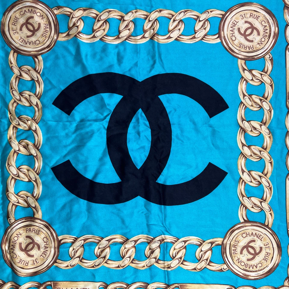 Chanel Vintage Bufanda de Seda Azul Oro Cadena Logo CC Cuadrado Envoltura Raro Foto 2 de 4