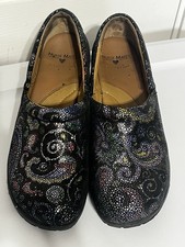 Nurse Mates Pillowtop Bryar Clogs Slip Resistant Size 8M black Mosaic Metallic