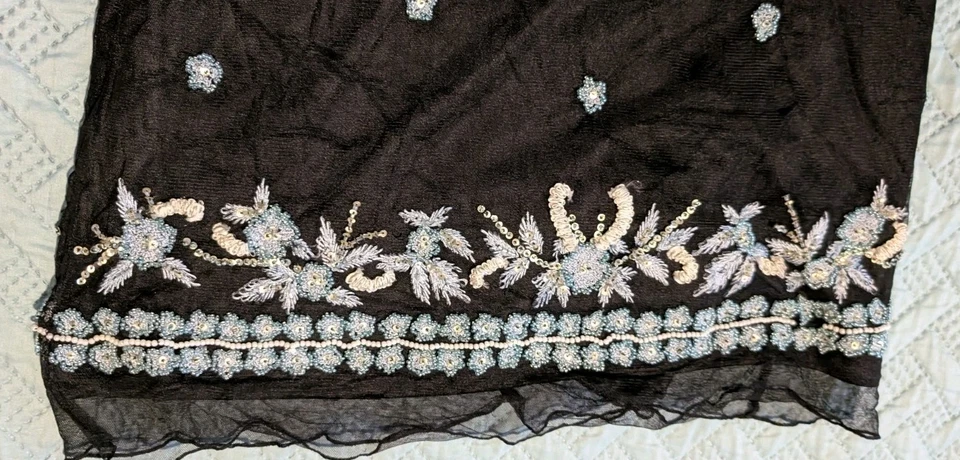 Vestido curto Marina preto alça espaguete branco azul lantejoulas frisadas tamanho 10 - Imagem 3 de 4