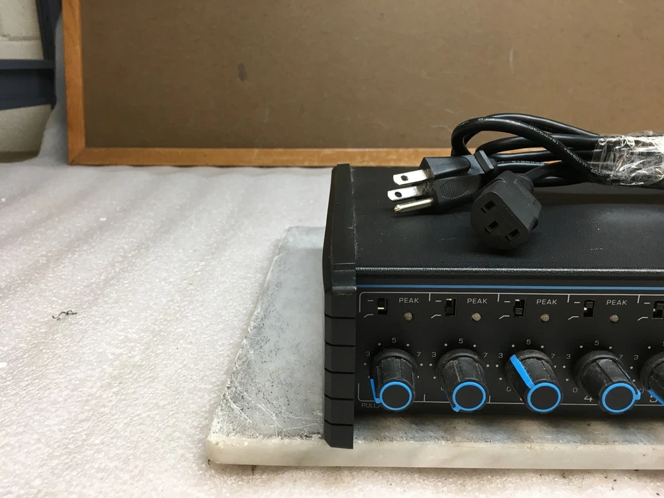 Mezclador de micrófono portátil de 6 canales Shure M367 (modelo M367) con cable de alimentación Foto 2 de 4