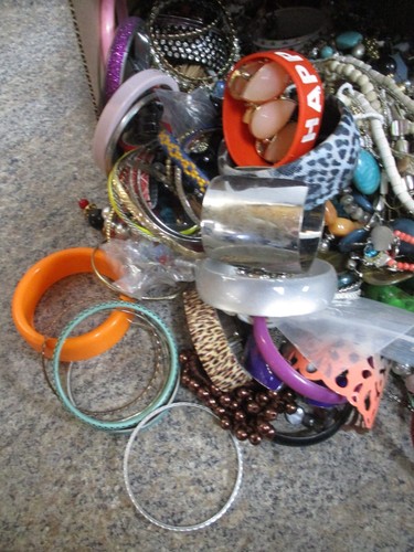 Vintage / Modern Bracelets Necklaces Craft Jewelry 9.16 Lbs Grab Bag #1 - Picture 3 of 7