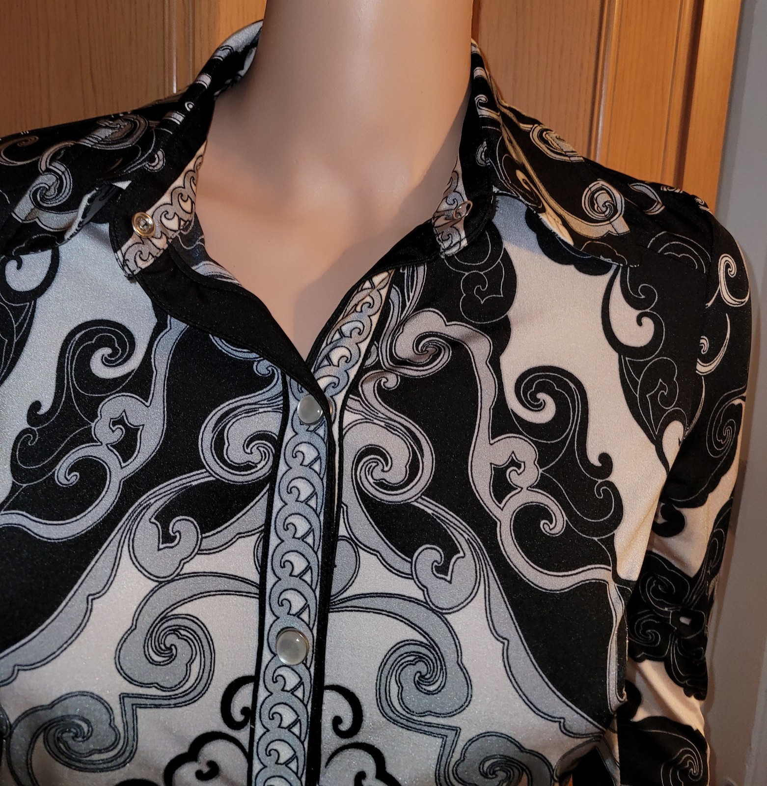 Cache Black And White Form Fitting Snap Button Sh… - image 5