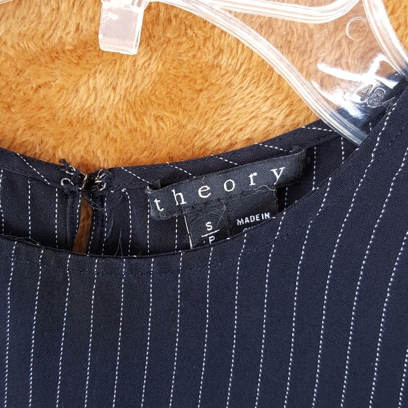 Camiseta sin mangas THEORY para mujer pequeña negra a rayas sin mangas concha de seda DEFECTUOSA Foto 2 de 4