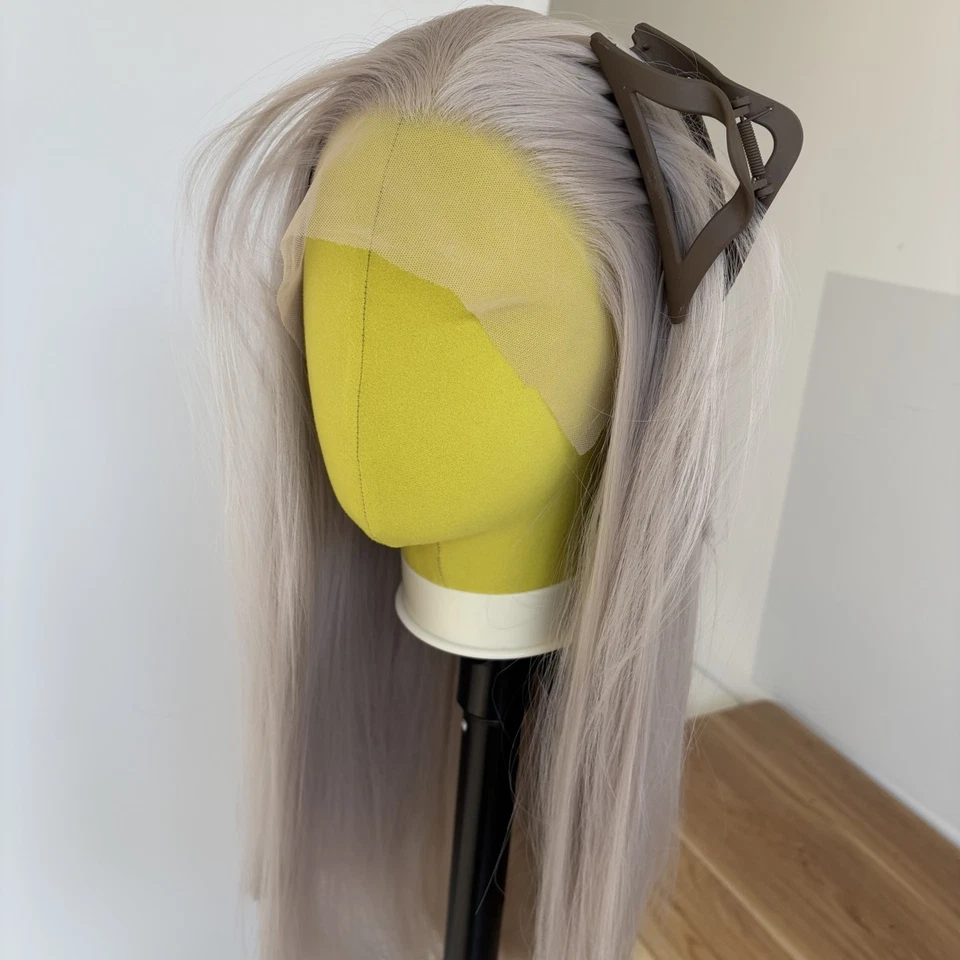 Peluca frontal de encaje sintético largo recto natural gris plata pre arrancada Foto 3 de 4