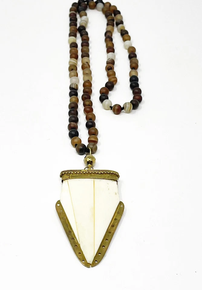 Collar colgante tribal boho cuentas de ágata latón hueso bovino punta de lanza artesanal Foto 3 de 4